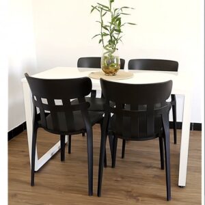 table avec 4 chaisse